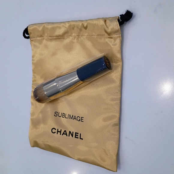 🎁 Chanel Travel Size Brush with Bag *NEW